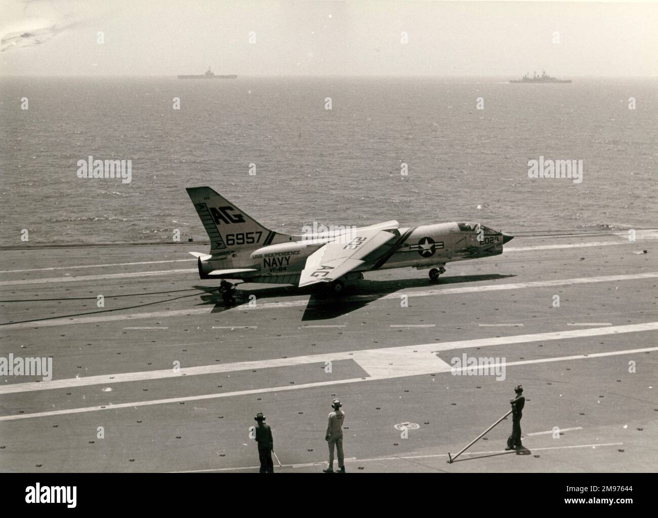 Vought F-8C Crusader, 6957, übernimmt die Leitung an Bord der USS Independence. Stockfoto