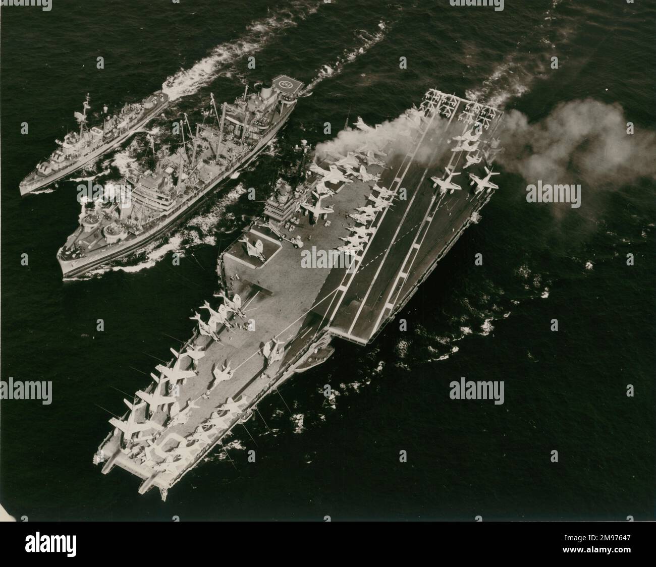 Die USS Independence mit zwei Hilfsschiffen. Stockfoto