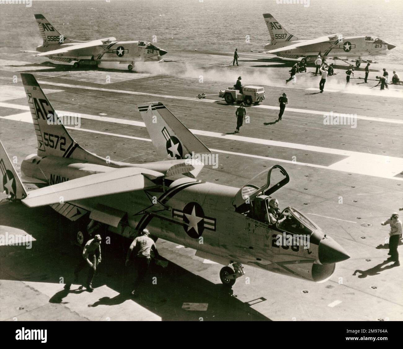 Vought F8U-1P Kreuzfahrer, 5572, 5585 und 5587, an Bord der USS Independence. Stockfoto