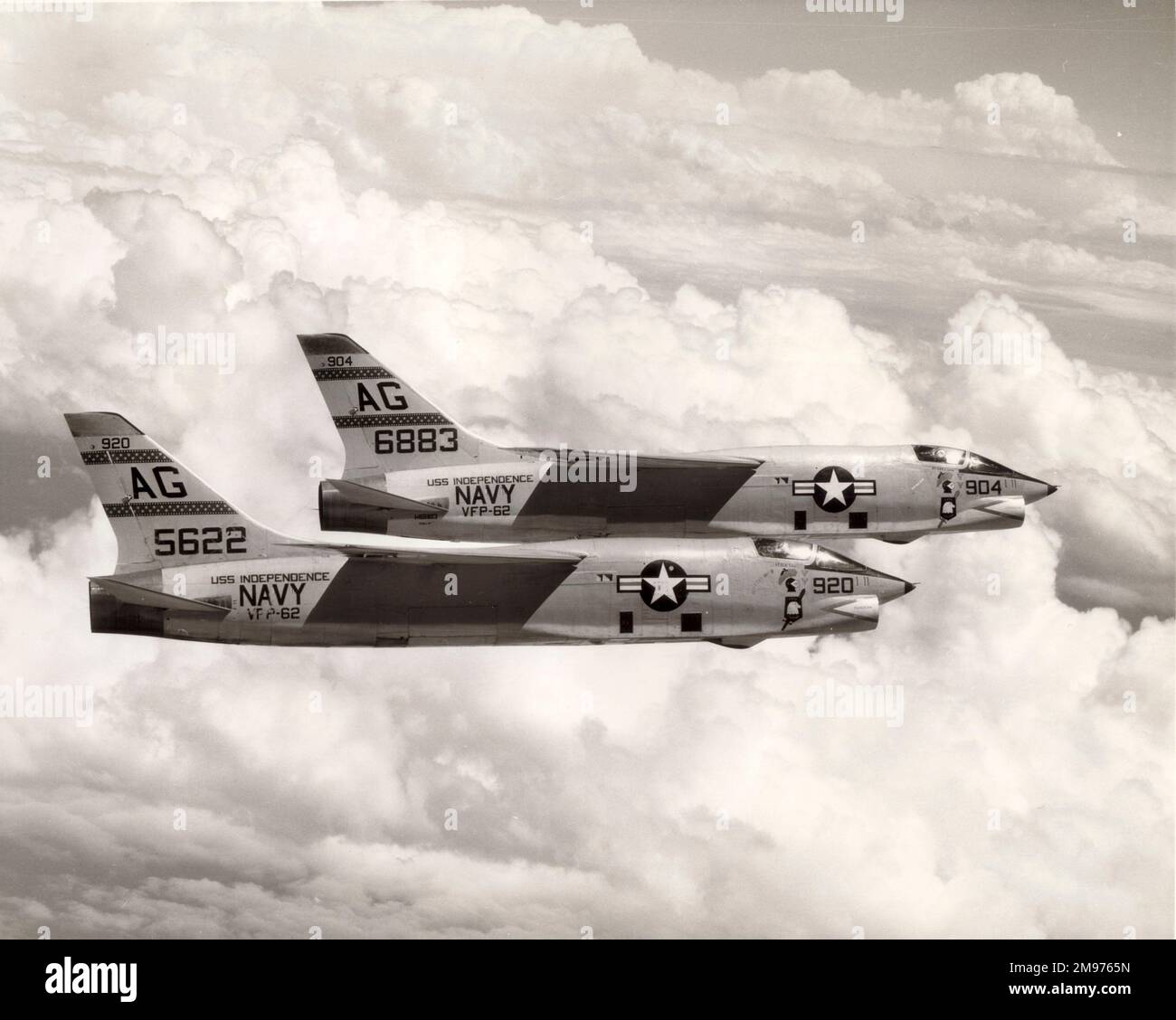 Zwei Vought F8U-1P Kreuzritter, 5622 und 6883, von der USS Independence. Ungefähr 1962. Stockfoto