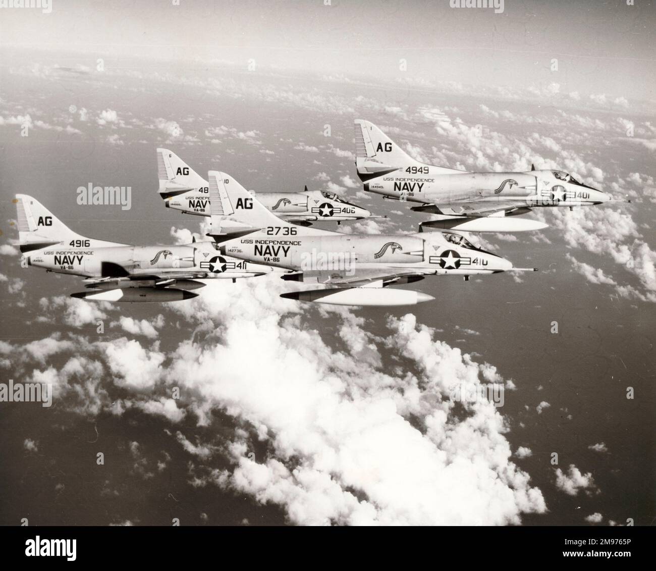 Vier Douglas A-4B Skyhawks, 142736, 144888, 144916 und 144949 von der USS Independence. Stockfoto