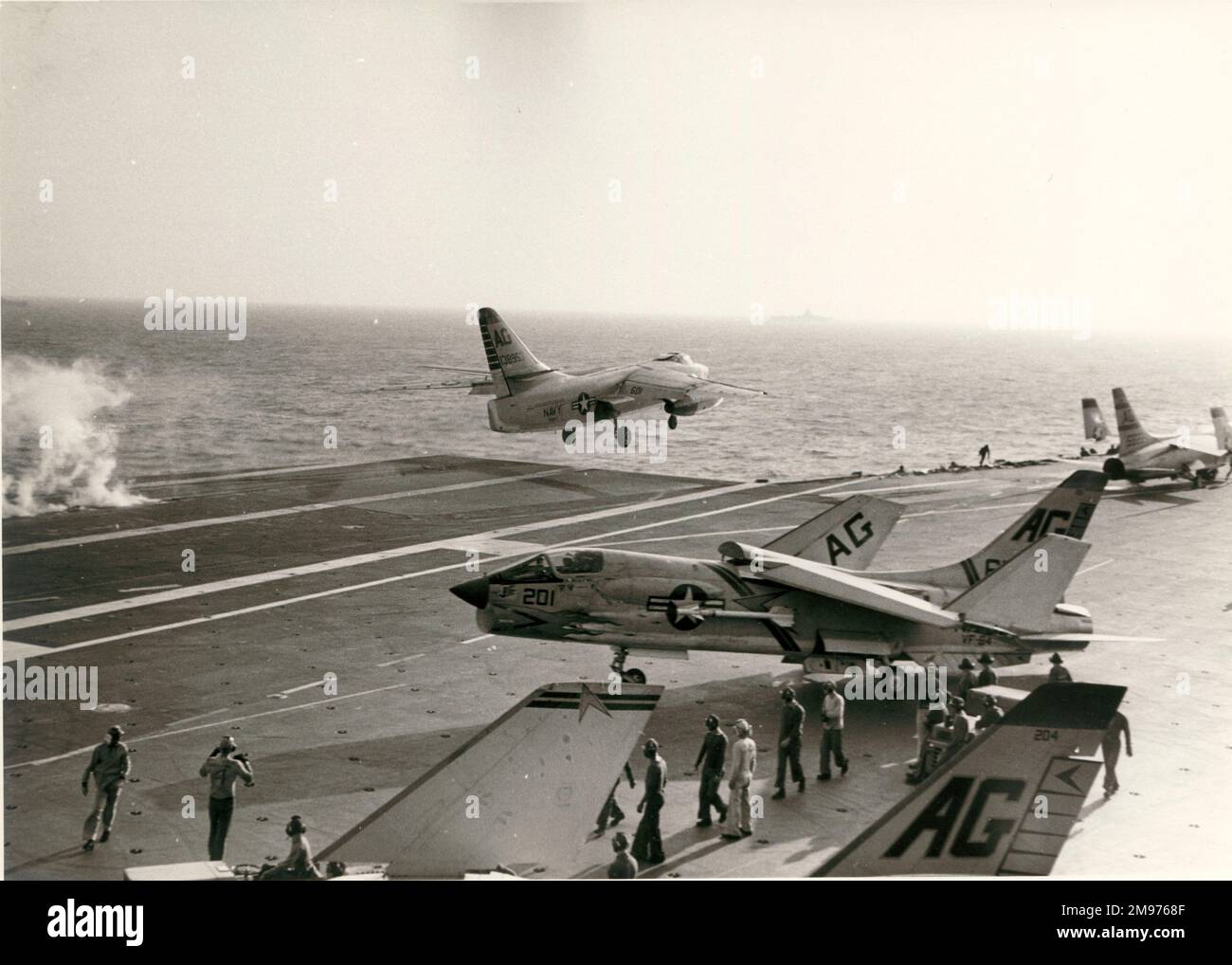 Ein Douglas A3D-2 Skywarrior, 138953, fährt von der USS Independence vorbei an einem Vought F8U Kreuzritter. Stockfoto