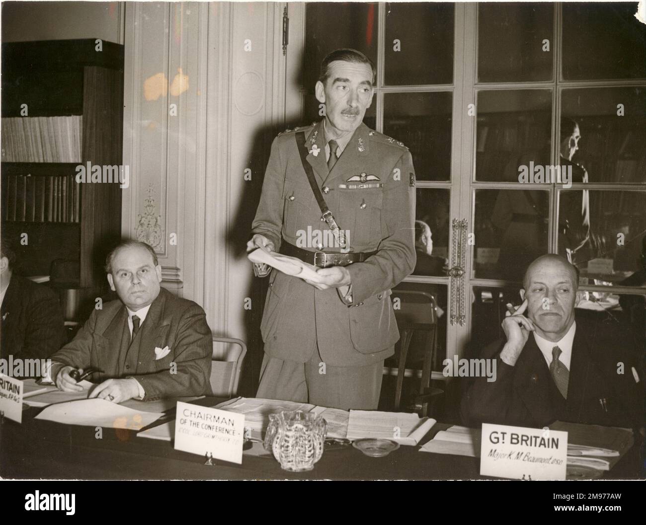 Oberstleutnant der RT Hon Lord Grimthorpe, Vorsitzender von North-Eastern Airways, spricht 1944 vor Delegierten der Konferenz der internationalen Fluggesellschaften im Argyll-Raum im 4 Hamilton Place, London. Zu seiner Linken ist Major K.M. Beaumont, DSO. Stockfoto