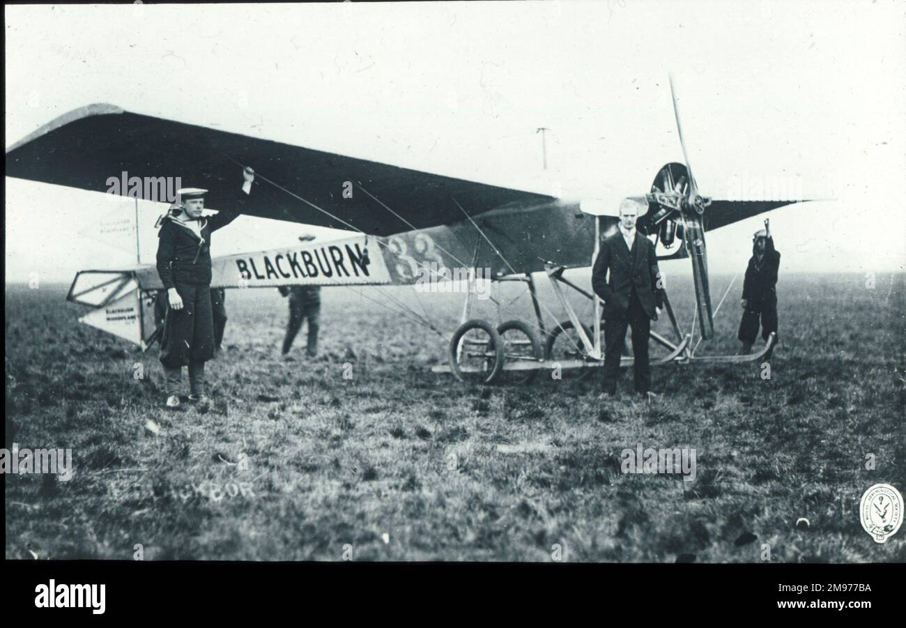 Robert Blackburn neben dem Typ-B-Monoplane, Rennen Nummer 33, vor dem Start des Aero Show Trophy Race in Hendon am 22. Februar 1913. Stockfoto