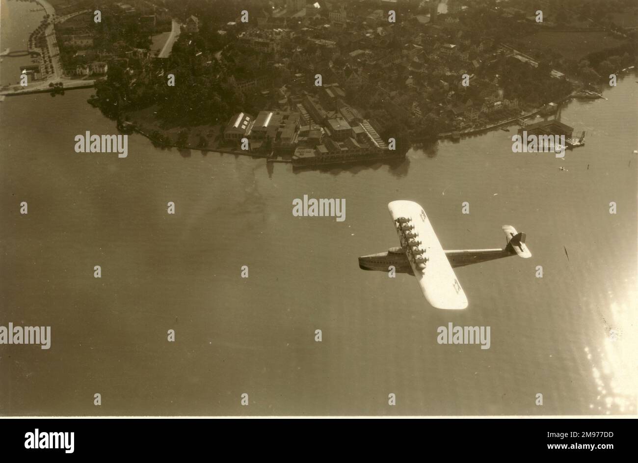 Der erste Dornier DOX während seines rekordverdächtigen Fluges über den Bodensee am 20. Oktober 1929 mit 169 Personen an Bord. Stockfoto