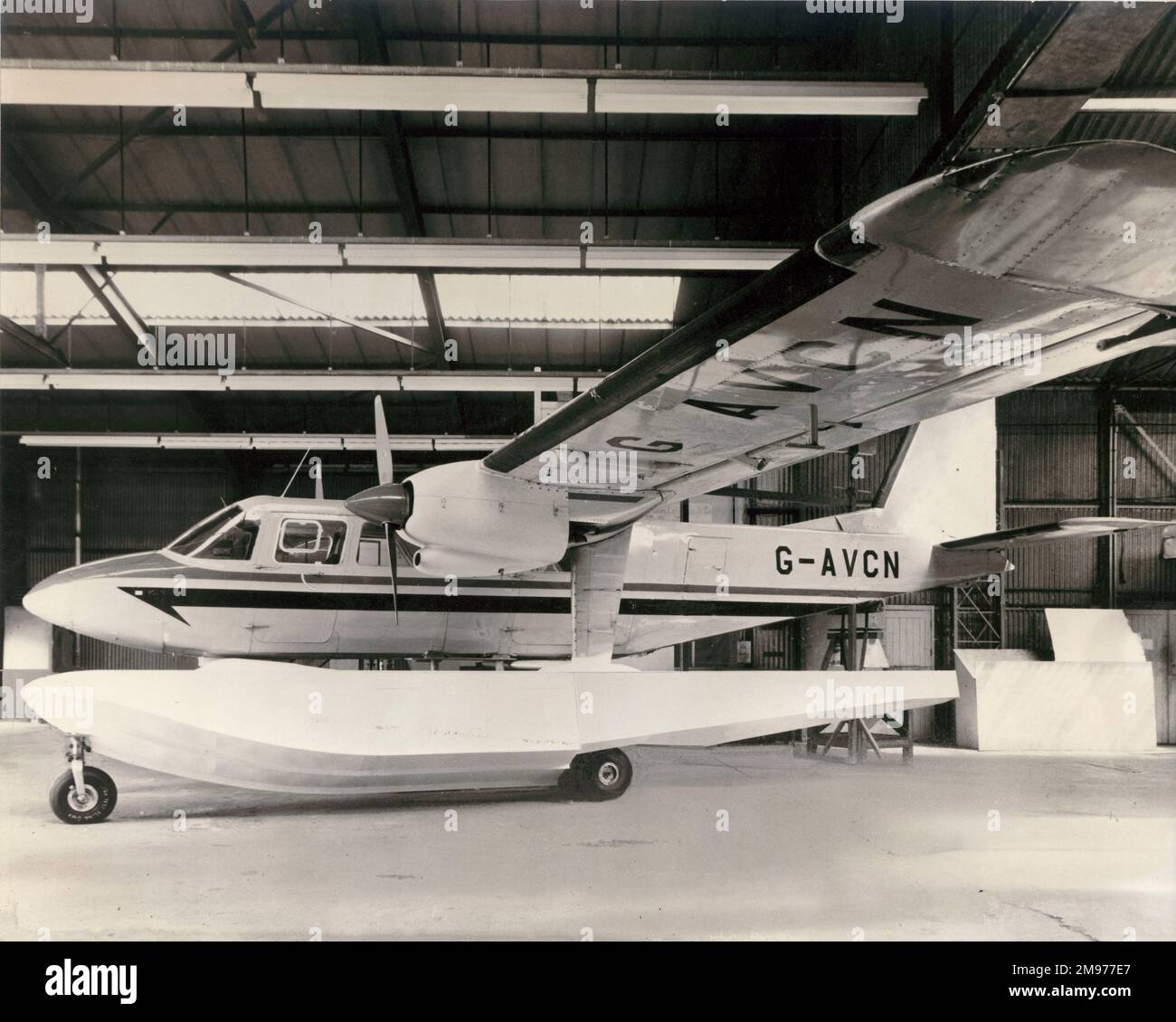 Britten-Norman BN2 Islander, G-AVCN, auf einem großen Floßmodell im Bembridge Experimental Hangar. Stockfoto