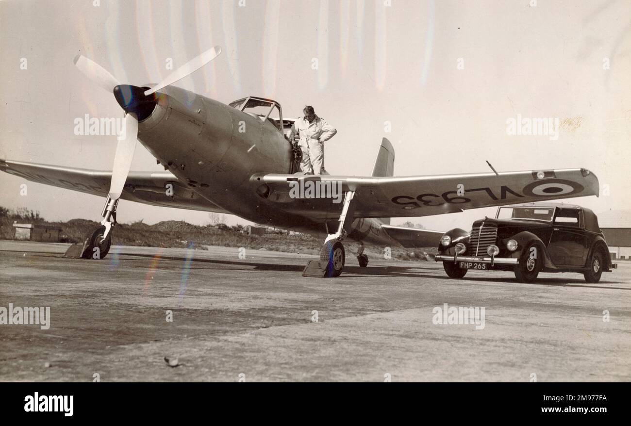 Armstrong Siddeleys Cheftestpilot Sqn LDR Price-Owen fliegt am 17. Mai 1948 erstmals am T1. Mai VL935 in Bitteswell das Boulton Paul Balliol. Stockfoto