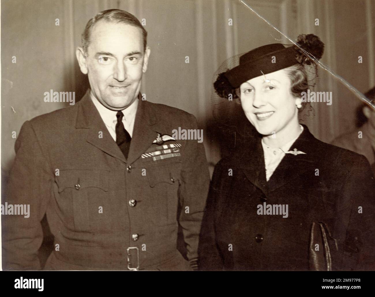 Air Vice Marshal Sir Arthur „Mary“ Coningham, KCB, KBE, DSO, MC, DFC, AFC, RAF, (1895-1948) Oberbefehlshaber der taktischen Luftwaffe 2. und anschließend der Oberbefehlshaber der Flugausbildung mit Lady Conigham. 1944. Stockfoto