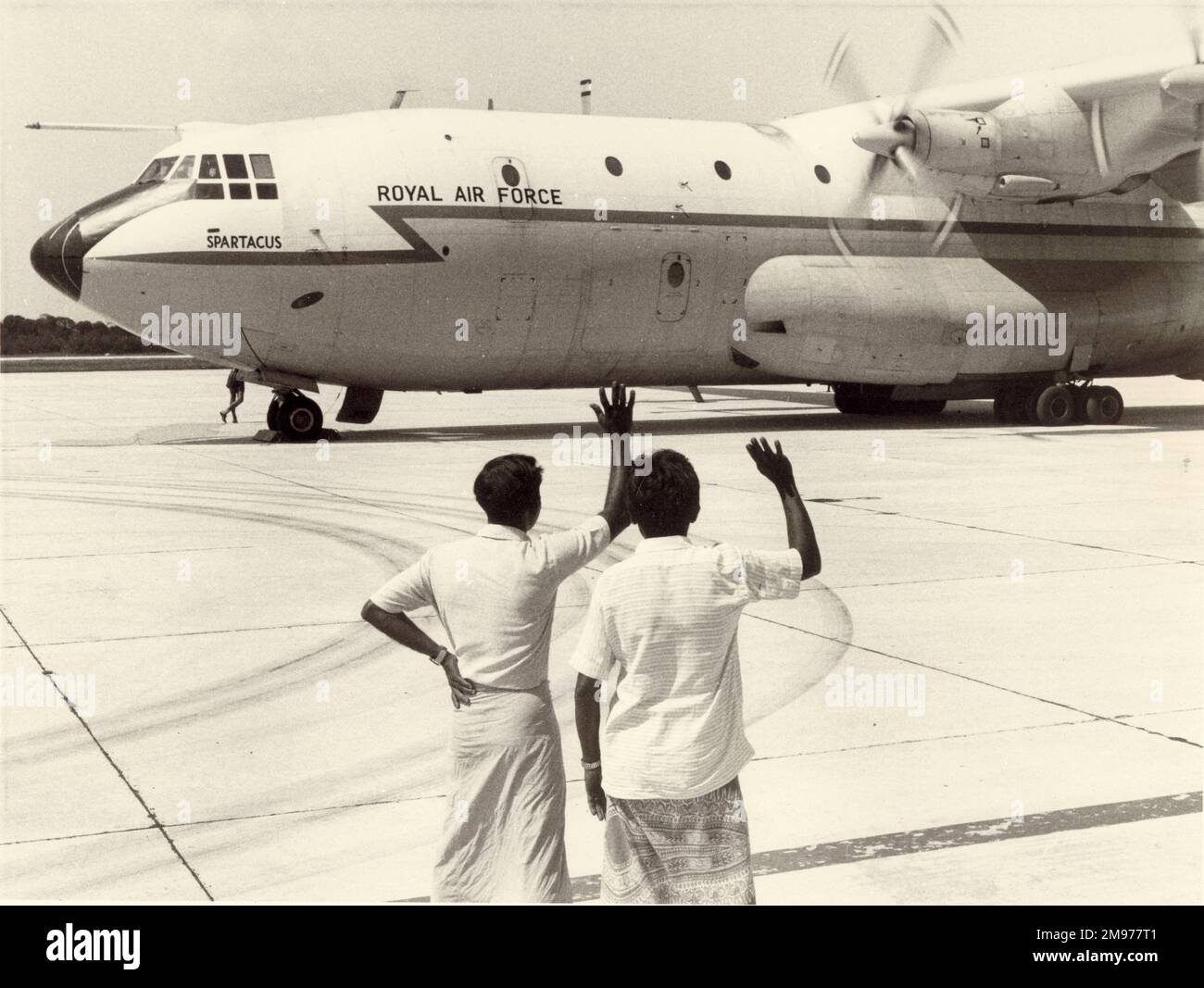 Die Malediven winken Auf Wiedersehen zum letzten Mal, als ein RAF Short SC-5 Belfast, XR369, Spartacus, sich auf den Abflug von der Insel Gan im Indischen Ozean vorbereitet. Der Flugplatz wurde der Republik Malediven am 29. März 1976 übergeben. Stockfoto