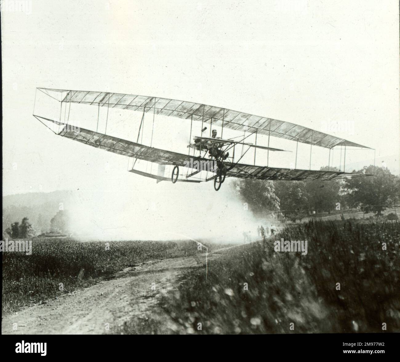 Glenn Curtiss, der am 4. Juli 1908 seinen Flugplatz No3 „June Bug“ flog, um die Trophäe „Scientific American“ zu gewinnen. Stockfoto