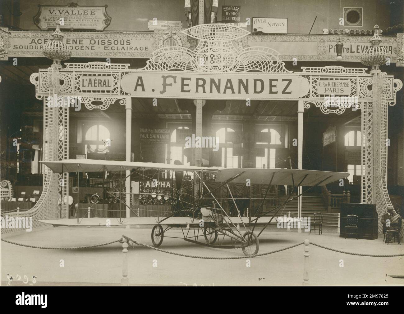 Fernandez Stand im Salon Aeronautique 1909. Dieses Flugzeug flog auf dem Flugzeugtreffen in Reims im Jahr 1909, aber der Designer/Pilot wurde später im Jahr wegen eines defekten Kabels in der Luft getötet. Stockfoto
