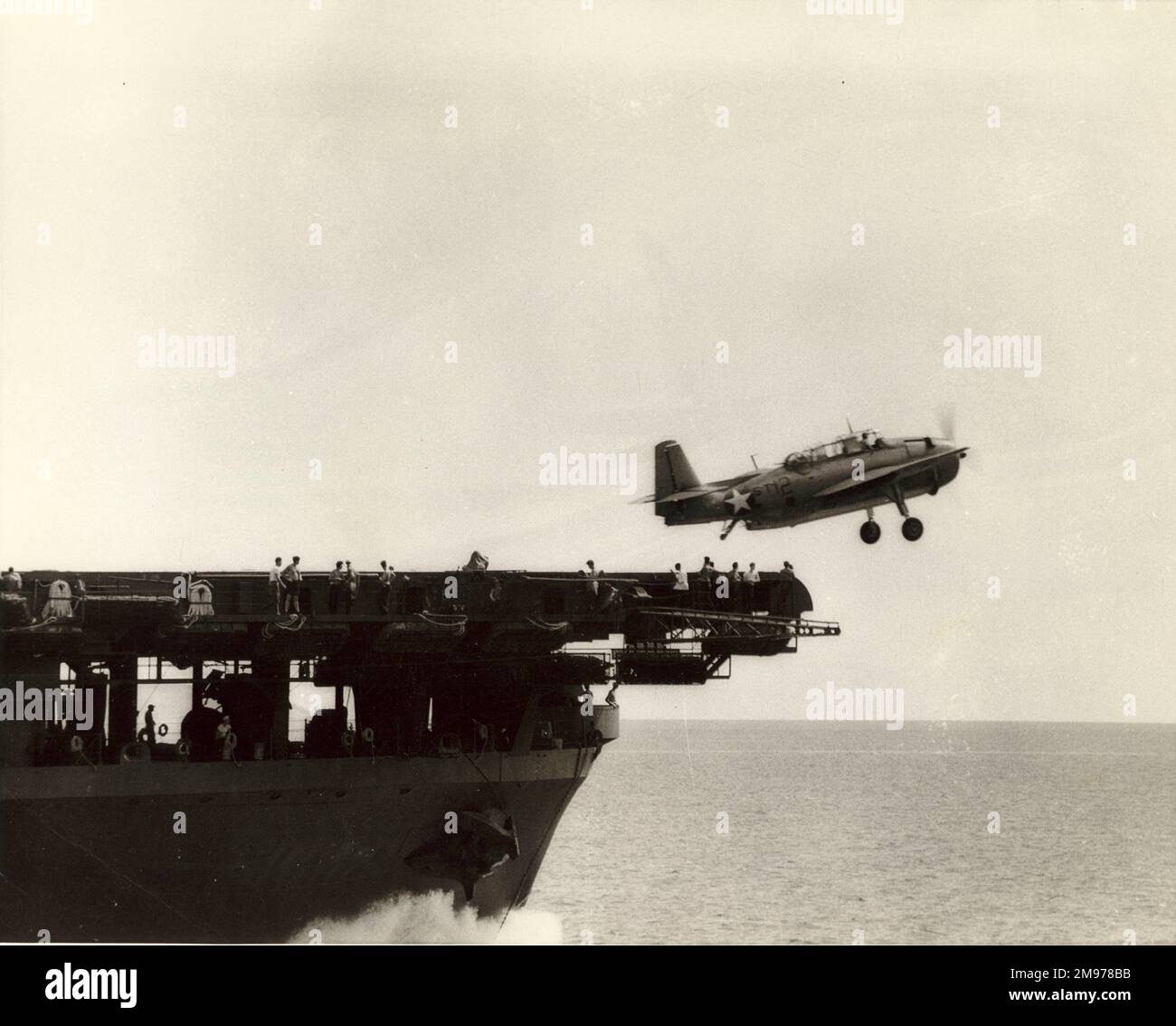 Ein Grumman TBF Avenger startet von der USS Yorktown. Stockfoto