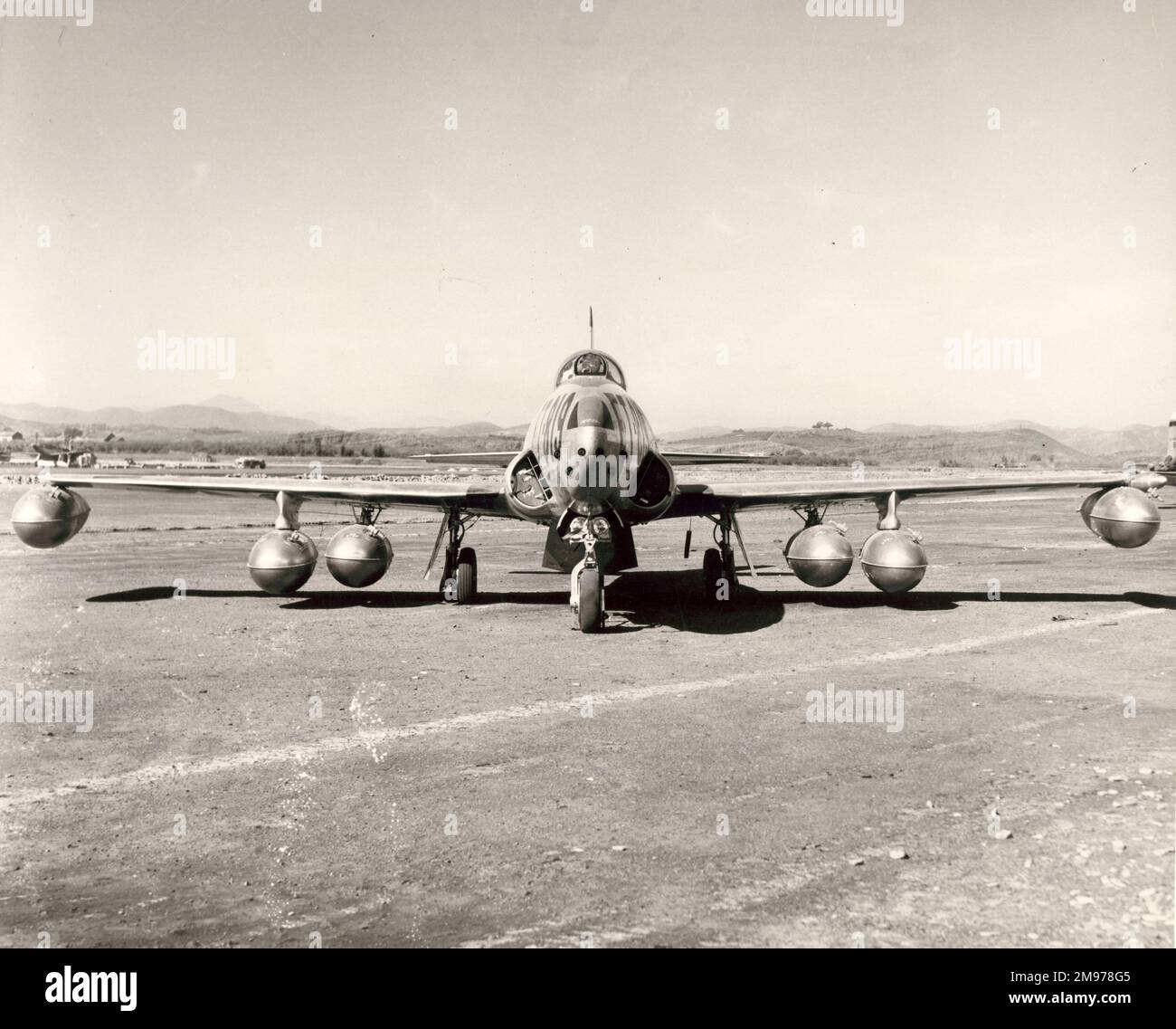 Lockheed F-80 Shooting Star bewaffnet mit Napalm-Bomben während des Koreakrieges. Stockfoto