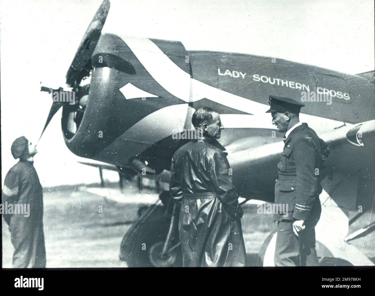 Sir Charles Kingsford Smith neben seinem Lockheed Altair, Lady Southern Cross. Stockfoto