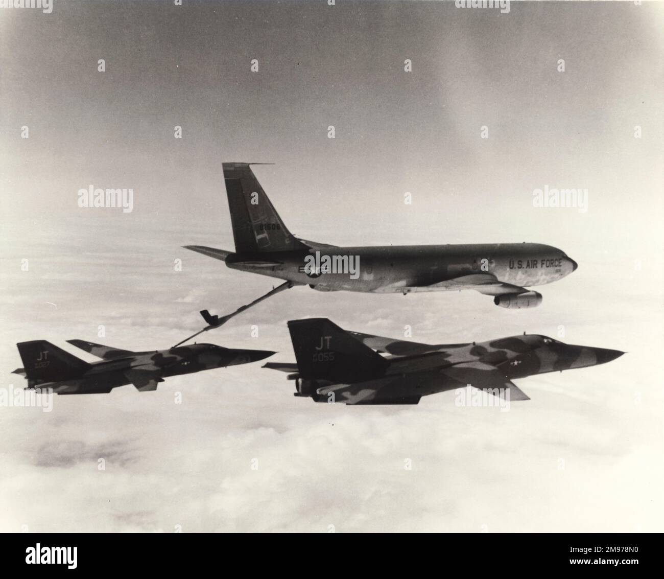 Zwei USAF General Dynamics F-111Es, 68-027 und 68-055, zusammen mit einer Boeing KC-135. Stockfoto