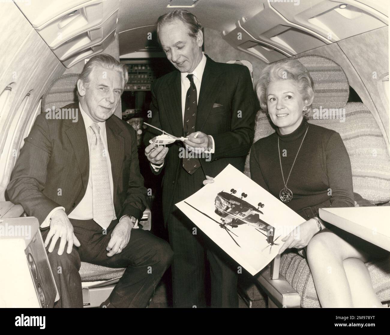 Hauptmann Eric Brown, Vertreter des britischen Helicopter Advisory Board, besuchte am 13. Februar 1974 mit seiner Frau die Zweigstelle Hatfield der Royal Aeronautical Society. Dort inspizierten sie das Modell des HS125-600 mit Cyril Bethwaite, Executive Director HS146, HATFIELD und dem Vorsitzenden der Hatfield-Filiale. Stockfoto