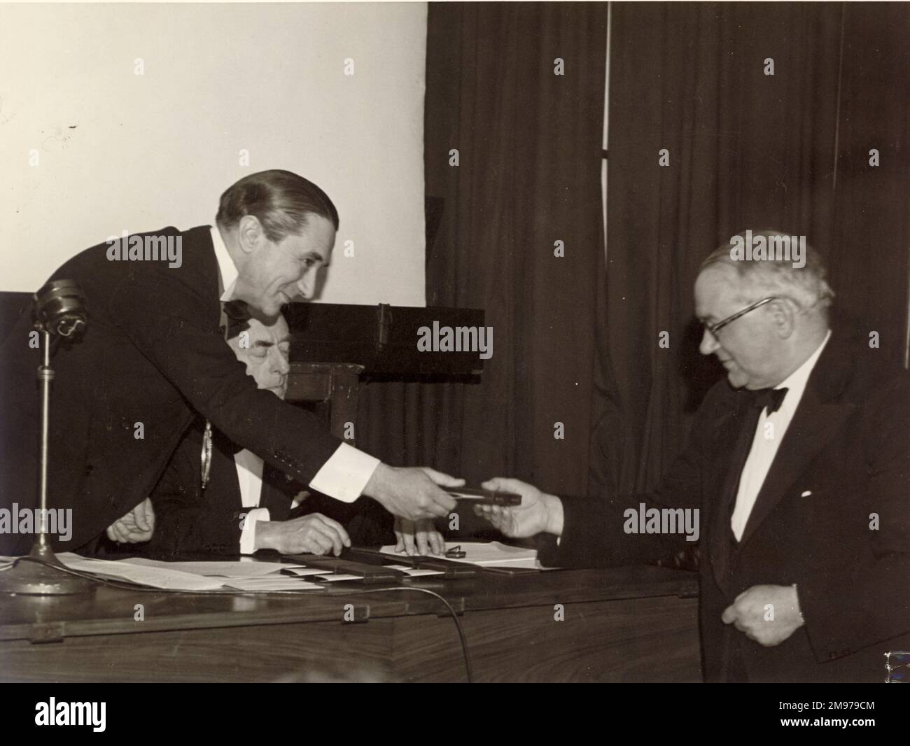 Von links: Harold Roxbee Cox, FRAeS, 1902-1997, Raes President 1947-1949; Captain J.L. Pritchard, Raes Sekretär 1926-1951 und E.W. Nesselausschlag. Stockfoto