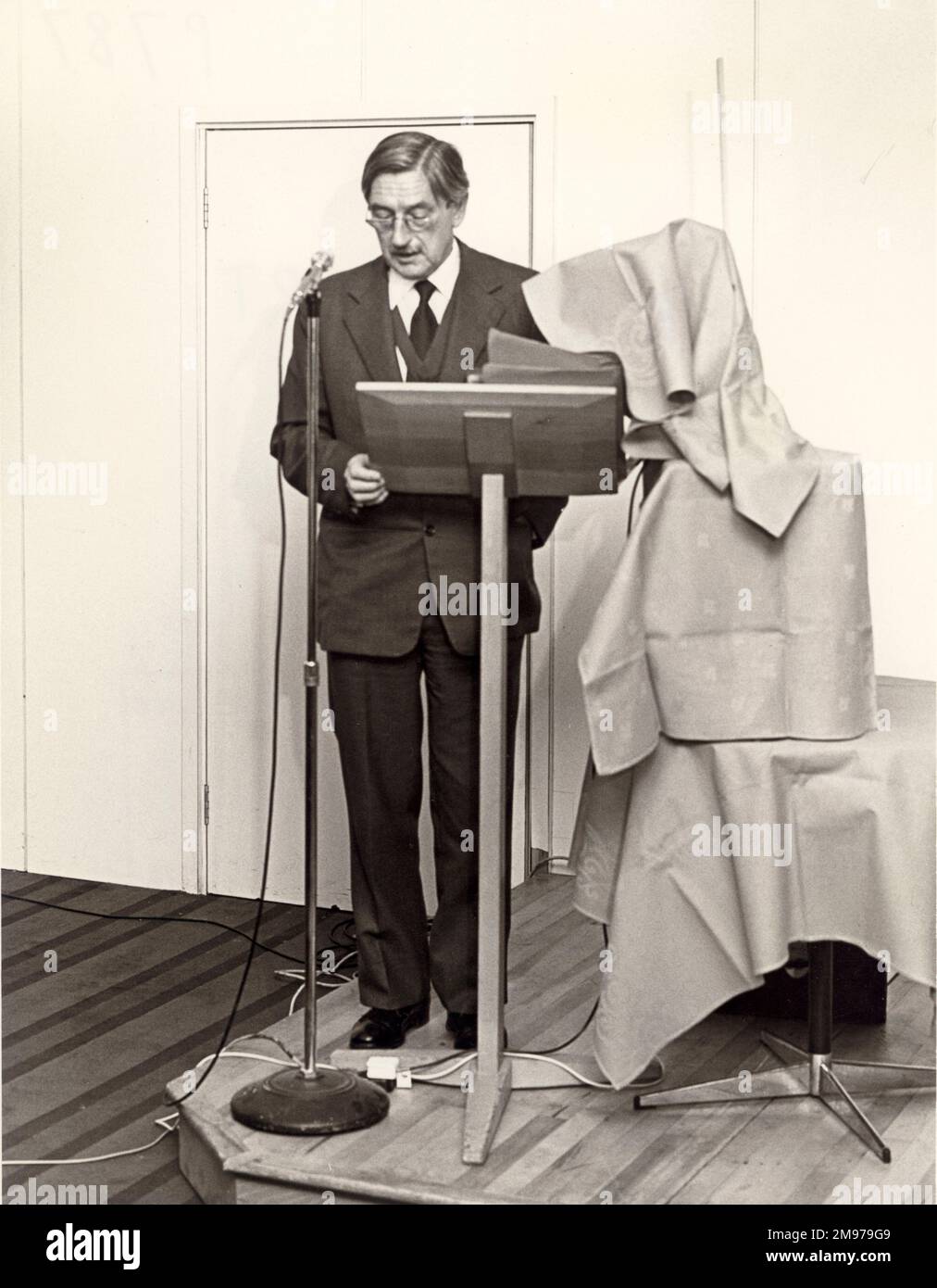 R.P. Probert, CB, Feng, FRAeS, Raes President 1979-1980, Bei der Eröffnungssitzung der Gatwick-Filiale. Oktober 1979. Stockfoto