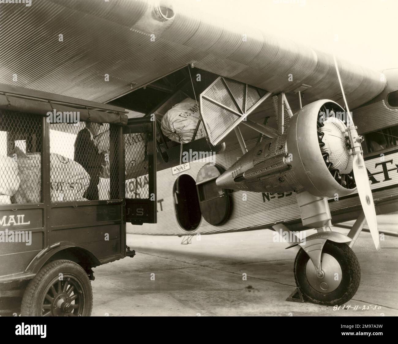 Post wird in einen Ford Tri-Motor geladen. Ungefähr 1930. Stockfoto