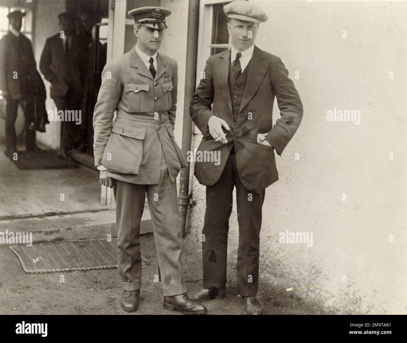 Arthur Whitten Brown (links) und John Alcock vor der Clifden Wireless Station kurz nach der Landung, 15. Juni 1919. Stockfoto