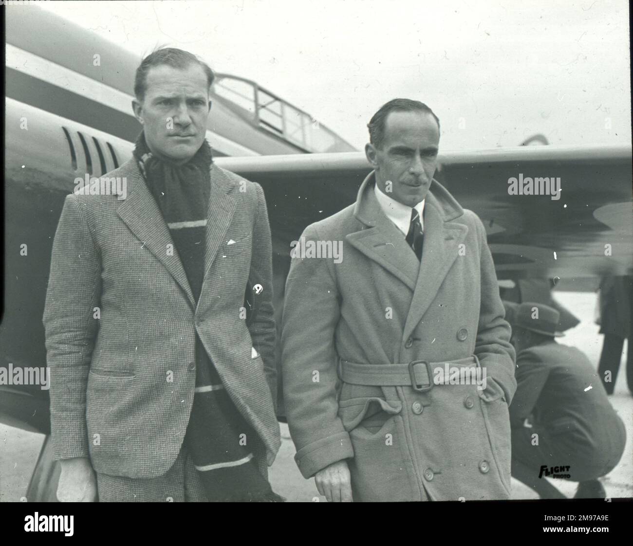 Charles William Anderson Scott, AFC, 1903-1946, Left, und Tom Campbell Black, 1899-1936, Gewinner des MacRobertson Air Race, London to Melbourne, 1934, vor ihrem de Havilland DH88 Comet Racer. Stockfoto