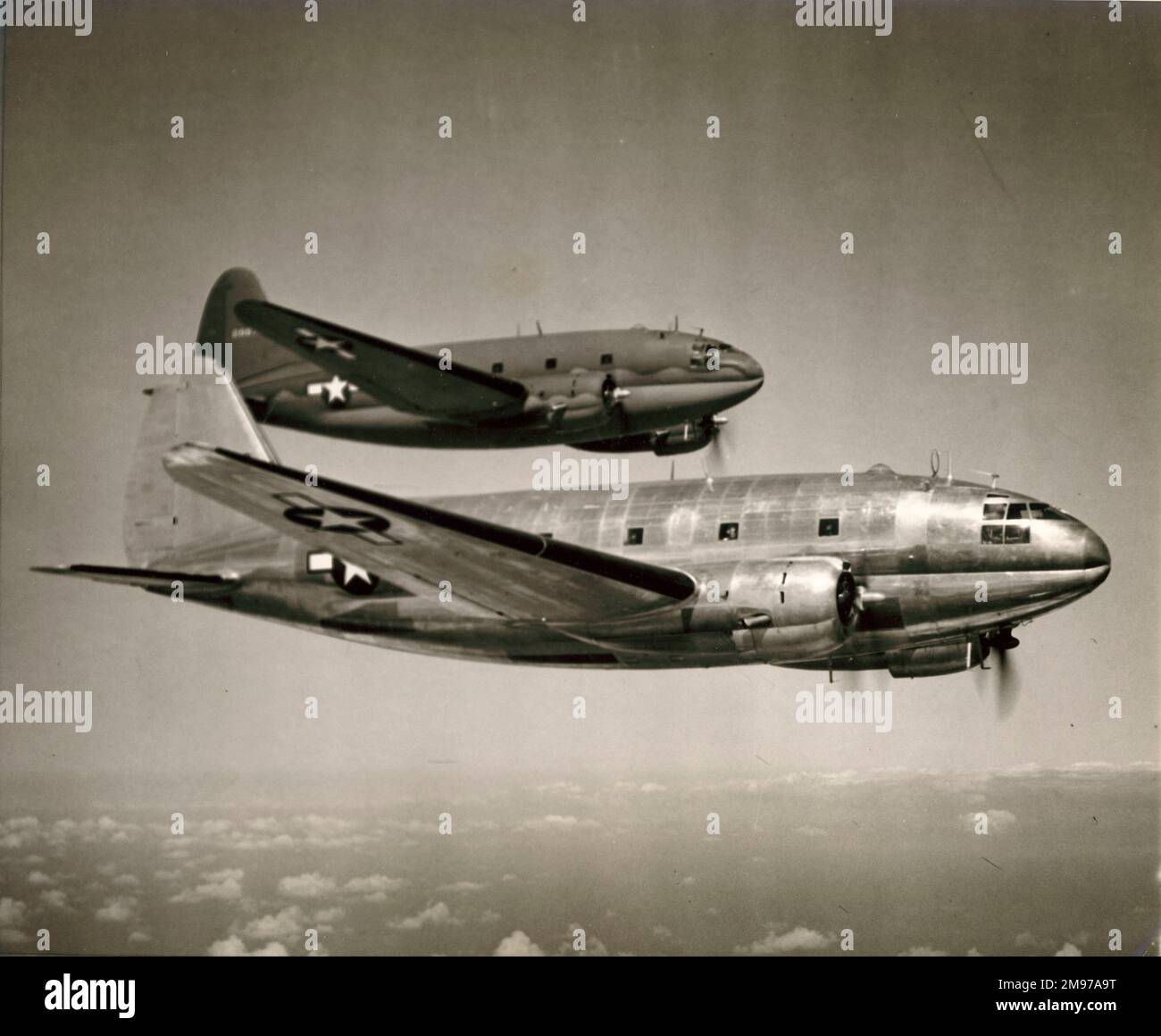 Zwei Curtiss C-46A-CU Kommandos, 42-96803 und 42-96784. Ungefähr 1944. Stockfoto