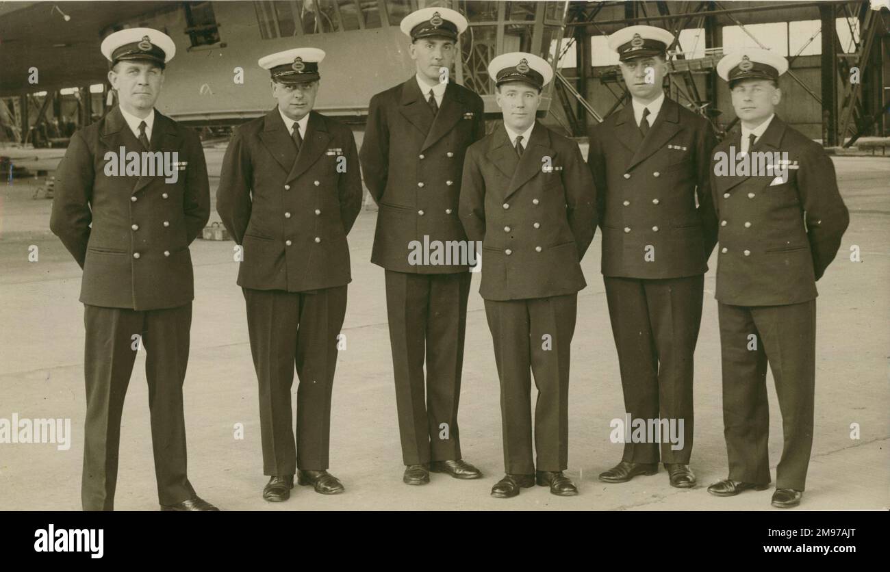 Die Offiziere, die Kanada am 29. Juli 1930 an Bord der R100 verließen: (Von links) Sqn LDR E.L. Johnston, Navigator; Maj G.H. Scott, Assistant Director of Airship Development (Fliegen); Sqn LDR R.S. Booth, Captain von R100; FLG-Offizier M.H. Steff, Zweiter Offizier, R100; M.A. Giblett, Meteorologieoffizier, R100 und Captain G.F. Mager, erster Offizier, R100. Stockfoto