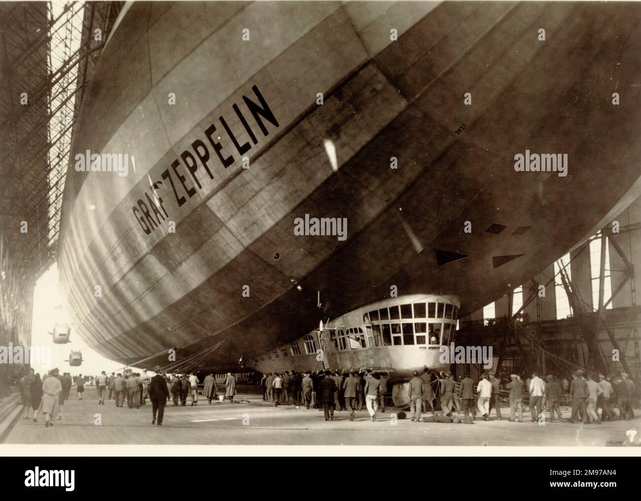 Graf Zeppelin, LZ 127, in seinem Hangar. Stockfoto