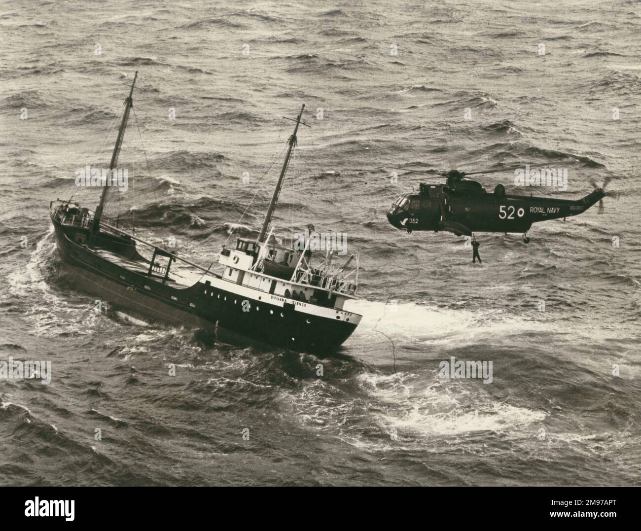 Westland Sea King von der Royal Navy von der 824. Marineflugstaffel, HMS Ark Royal, bereitet sich darauf vor, die sechs-Mann-Crew der 600ton Giovanna Assenzo zu winken. Stockfoto