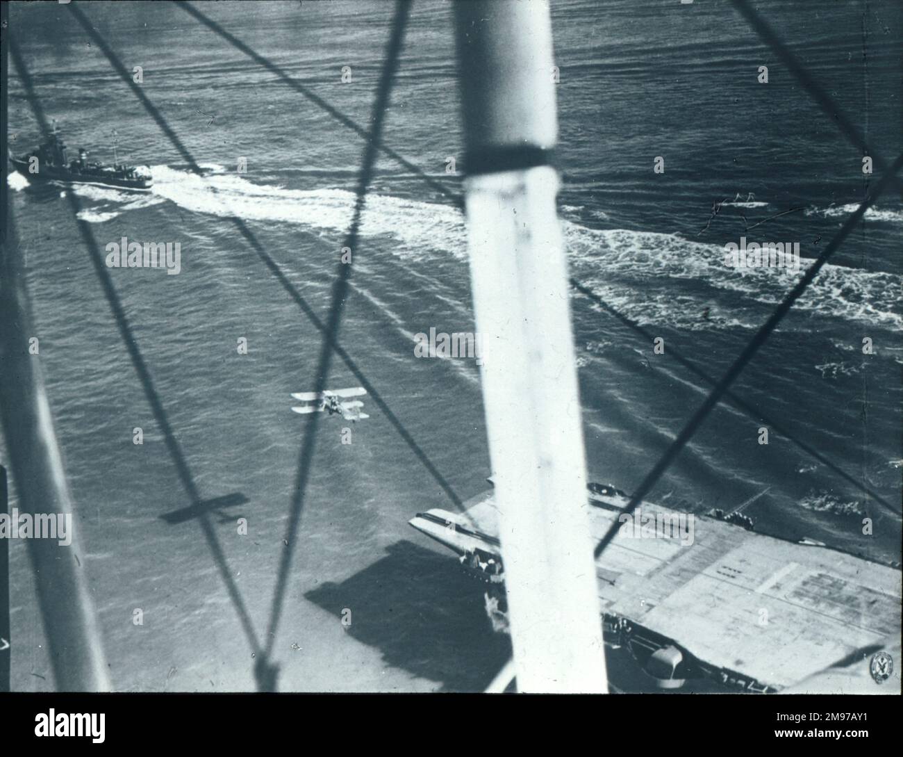 Ein Fairey-Schwertfisch startet von HMS Ark Royal. Stockfoto