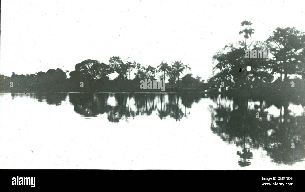 Fluss Gambia (Reflexionen). Miss Delphine Reynolds und ihr Pilot W.G. Pudney, startete am 1. März 1931 von Hanworth in Blackburn Bluebird IV, G-ABGF, für einen Vermessungsflug entlang der westafrikanischen Küste, über Tanger nach Bathurst, Gambia, wo kurze Schwimmer angebracht wurden. Nach zweieinhalb Monaten in Sierra Leone war die Metallluftzentrale irreparabel korrodiert. Stockfoto