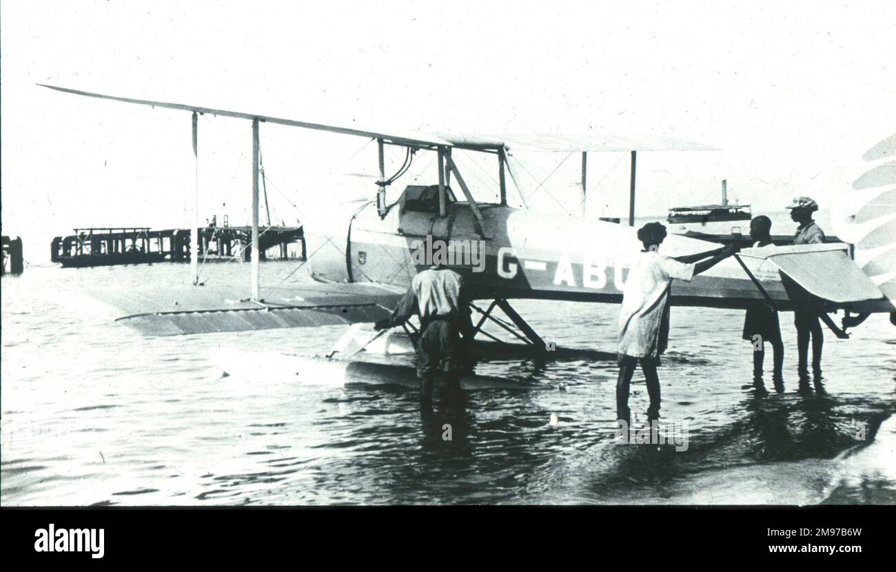 Bluebird wird in Bathurst gestartet. Miss Delphine Reynolds und ihr Pilot W.G. Pudney, startete am 1. März 1931 von Hanworth in Blackburn Bluebird IV, G-ABGF, für einen Vermessungsflug entlang der westafrikanischen Küste, über Tanger nach Bathurst, Gambia, wo kurze Schwimmer angebracht wurden. Nach zweieinhalb Monaten in Sierra Leone war die Metallluftzentrale irreparabel korrodiert. Stockfoto