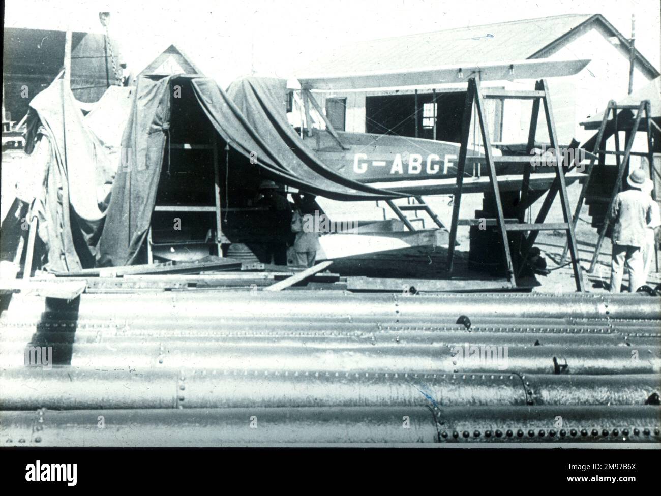Bluebird in Bathurst reparieren. Miss Delphine Reynolds und ihr Pilot W.G. Pudney, startete am 1. März 1931 von Hanworth in Blackburn Bluebird IV, G-ABGF, für einen Vermessungsflug entlang der westafrikanischen Küste, über Tanger nach Bathurst, Gambia, wo kurze Schwimmer angebracht wurden. Nach zweieinhalb Monaten in Sierra Leone war die Metallluftzentrale irreparabel korrodiert. Stockfoto