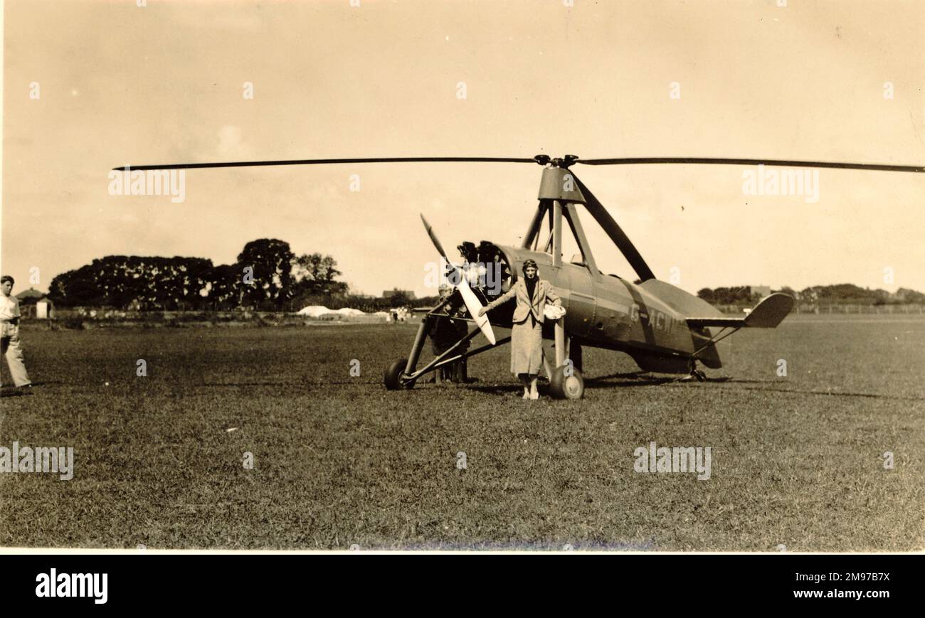 Gladys Batchelor vor Albert Batchelors Cierva C30A autogyro, G-ACWM. Stockfoto