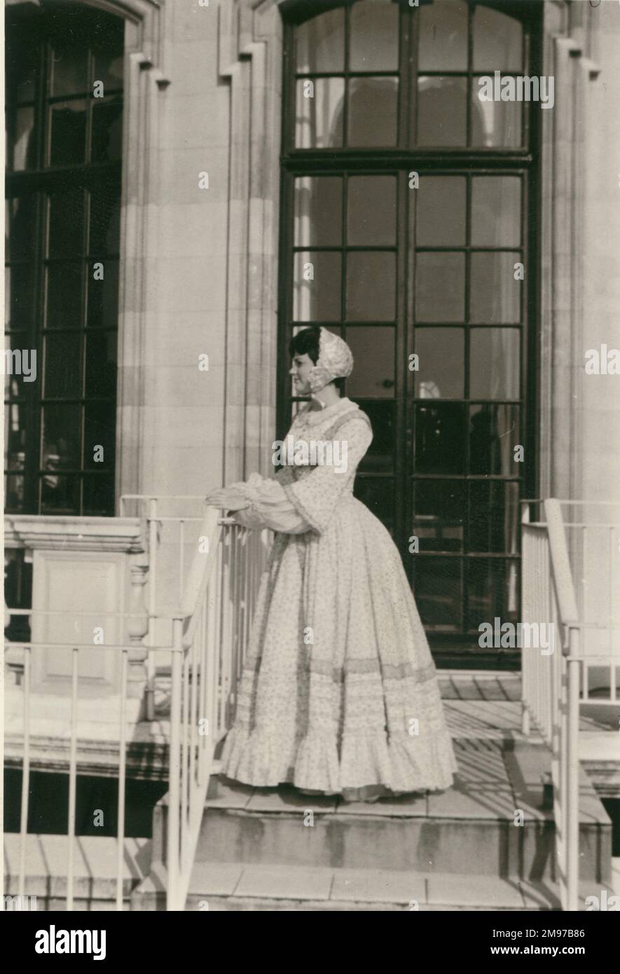 Miss Jenny Thom, Mitarbeiterin von Raes, die 1966 ein 1866-Dollar-Kleid auf der Treppe zur Terrasse vor dem Argyll Room vorstellte. Stockfoto