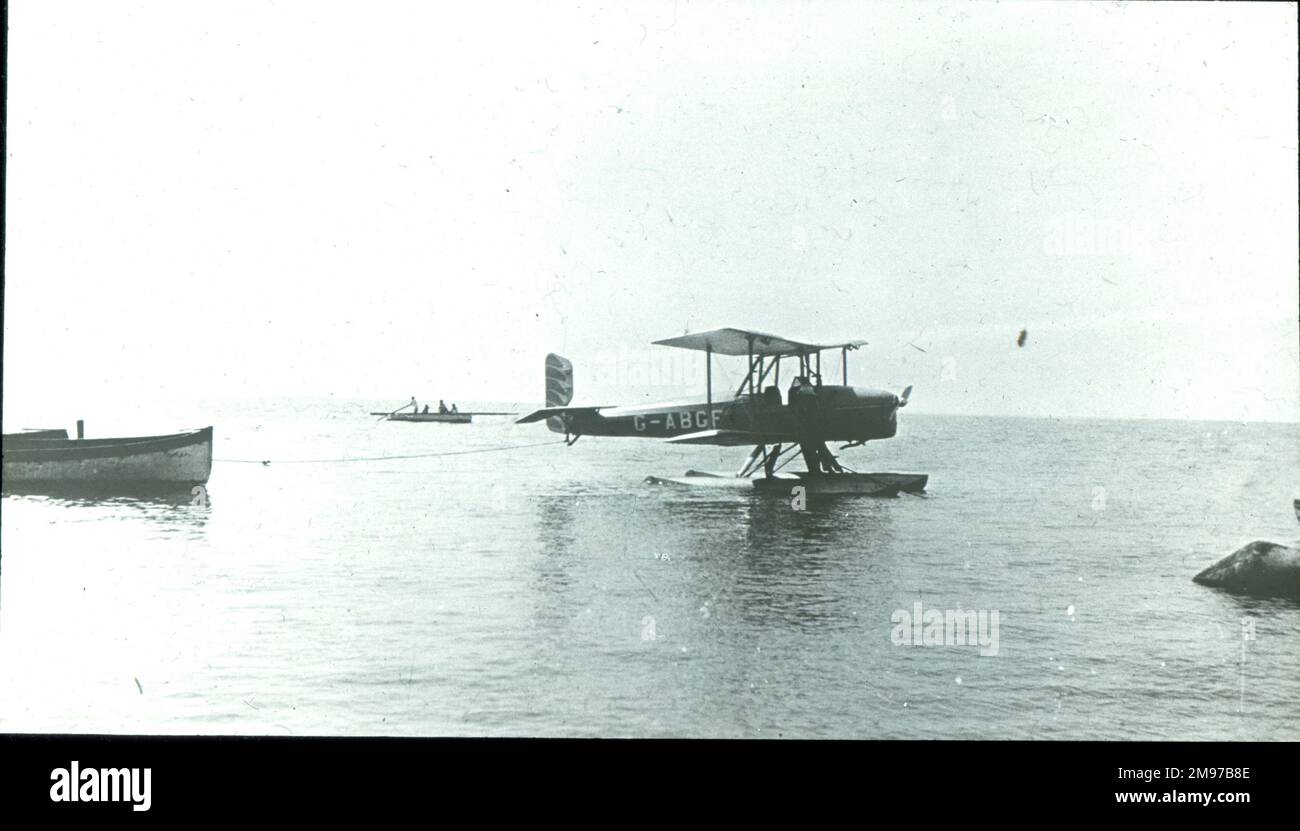 Bluebird hat in Bathurst festgemacht. Miss Delphine Reynolds und ihr Pilot W.G. Pudney, startete am 1. März 1931 von Hanworth in Blackburn Bluebird IV, G-ABGF, für einen Vermessungsflug entlang der westafrikanischen Küste, über Tanger nach Bathurst, Gambia, wo kurze Schwimmer angebracht wurden. Nach zweieinhalb Monaten in Sierra Leone war die Metallluftzentrale irreparabel korrodiert. Stockfoto