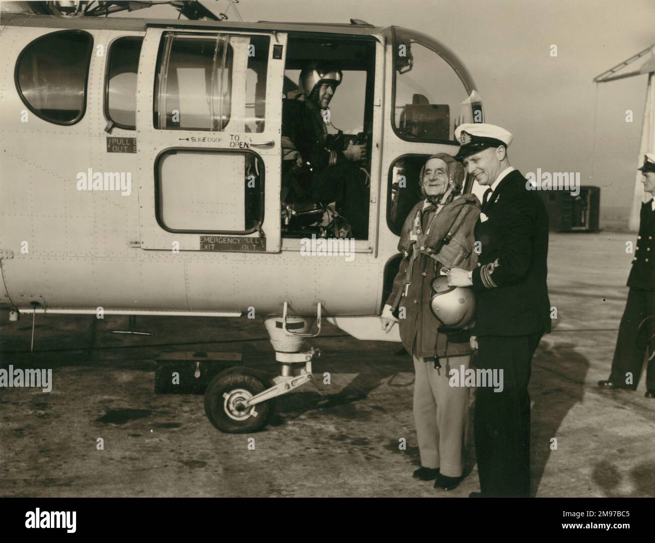 Albert Batchelor flog am 18. Februar 1959 in einem Hubschrauber von der Helston Air Station, um seinen 90. Geburtstag zu feiern. Stockfoto
