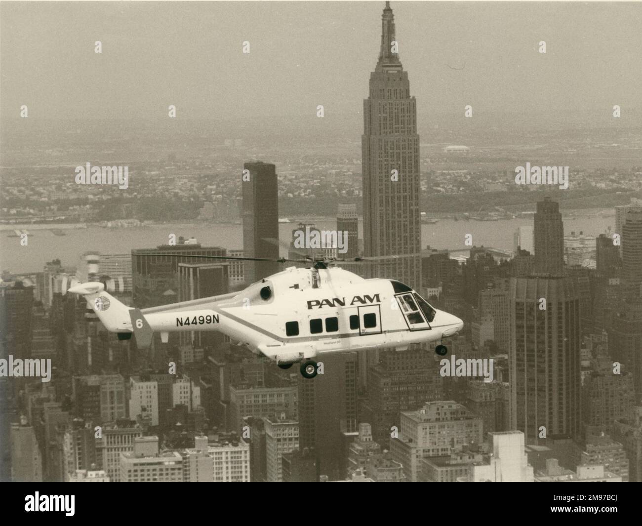 Westland 30, N4499N, von Pan am, über New York. Das Flugzeug verkehrte zwischen Manhattan (Battery Park/World Trade Center) und den Flughäfen John F. Kennedy und Newark. c. Dezember 1984. Stockfoto