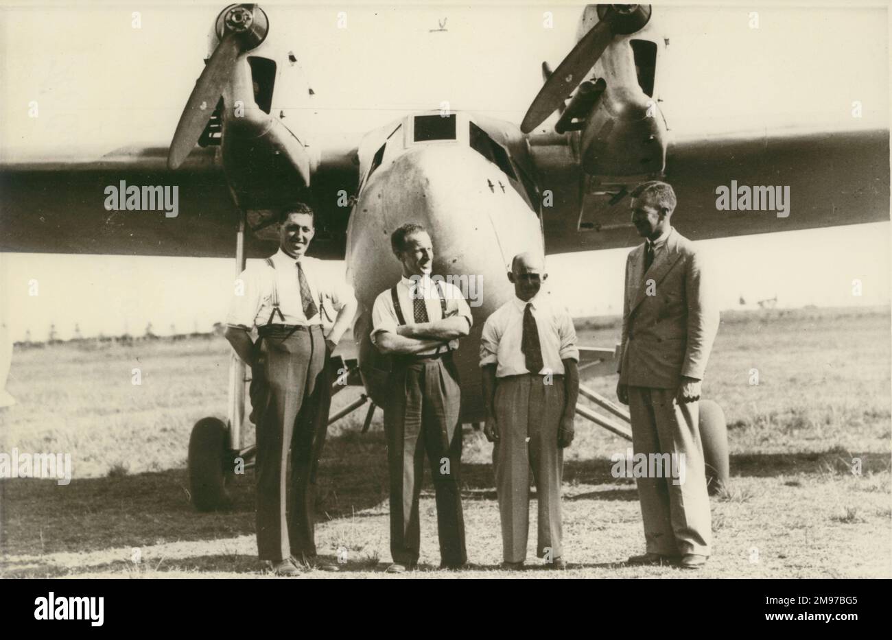 Von links: Lawrence James Wackett, Sir Charles Kingsford Smith, White und Alsopp vor dem LJW6 Codock, dem ersten zweimotorigen Monoplane von Wackett. Stockfoto