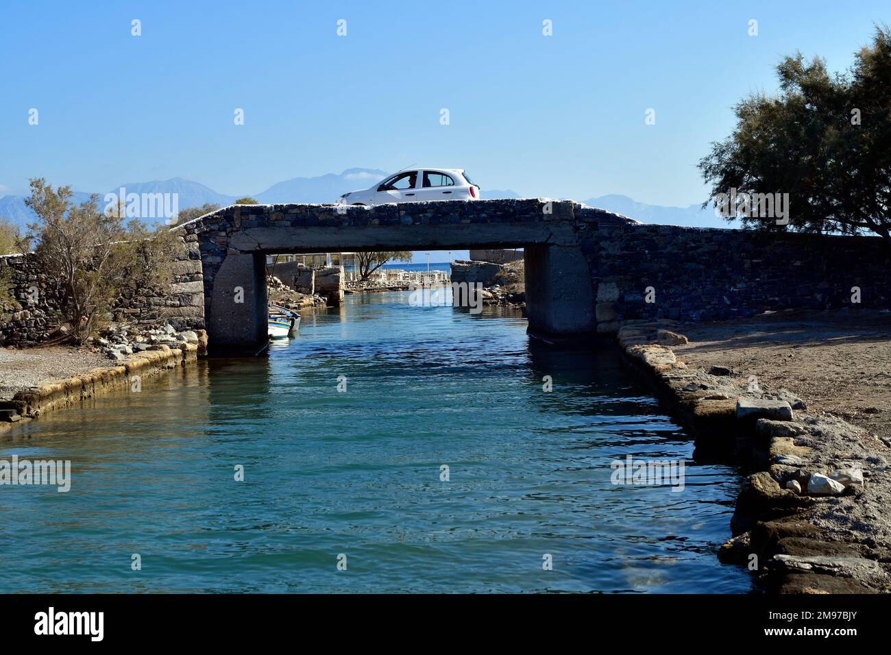 Griechenland, Kreta, archäologische Stätte von Olus, kleine Brückenverbindung zur Insel Kalydon, auch bekannt als Halbinsel Spinalonga Stockfoto
