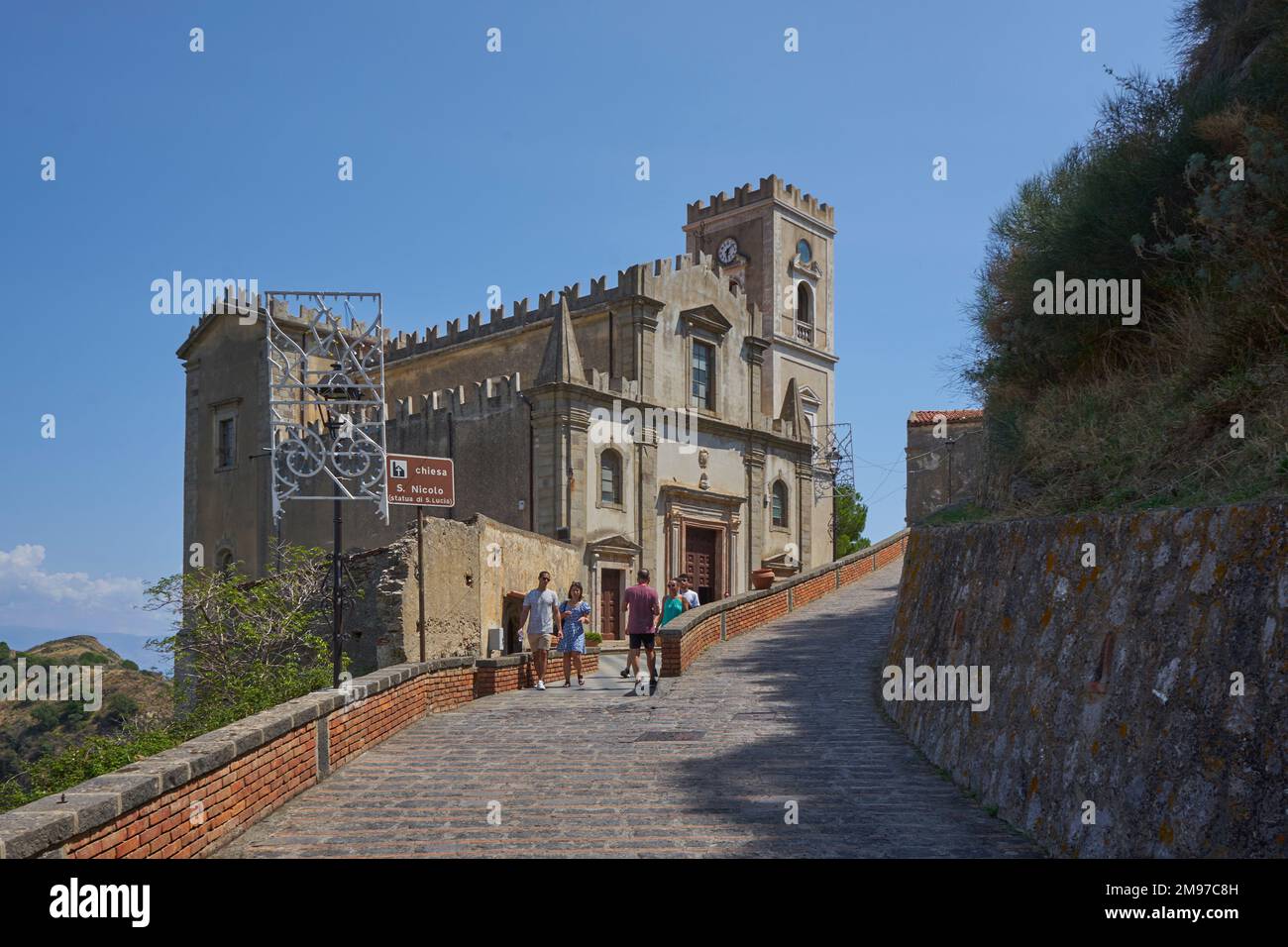 Chiesa di San Nicolo, Kirche in Savoca, Provinz Messina, Sizilien, Dorf, das als Drehort für den Pate-Film genutzt wurde, mit Schild und Touristen Stockfoto