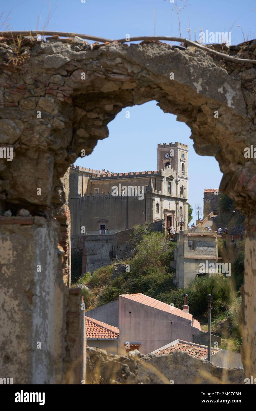 Chiesa di San Nicolo, Savoca, Provinz Messina, Sizilien, Dorf, das als Drehort für den Pate-Film genutzt wurde, durch ein Loch in der Wand gesehen Stockfoto