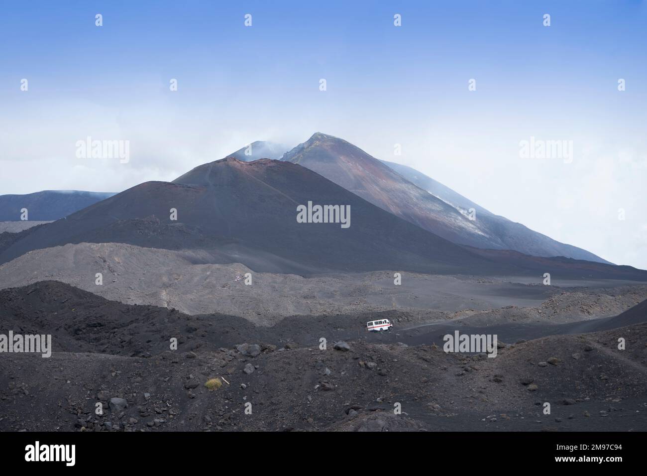 Ätna, Vulkan, Sizilien, mit 4x4-Tourbus im Vordergrund Stockfoto