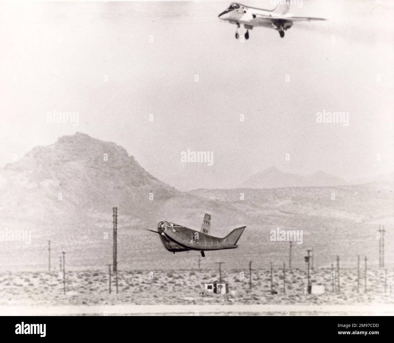 Der flügellose Northrop HL-10-Hebekörper gleitet auf der Edwards AFB, Kalifornien, an Land. Stockfoto