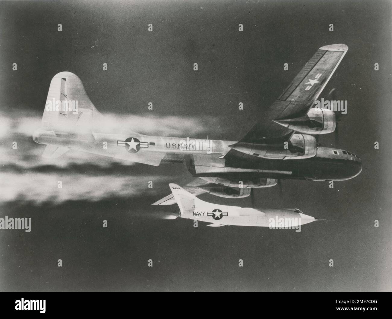 Ein Douglas D-558-2 Skyrocket wird von seinem Boeing B-29-Mutterschiff gestartet. Stockfoto