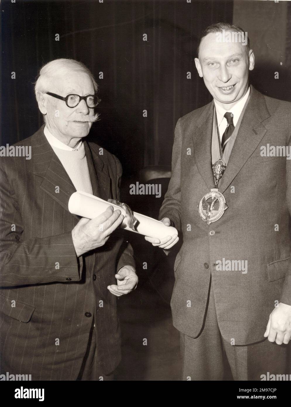 Gustavus Green, Left, wird von Sir Arnold Hall, Präsident Raes 1958-1959, mit seinem Ehrenurkunde ausgezeichnet. Stockfoto