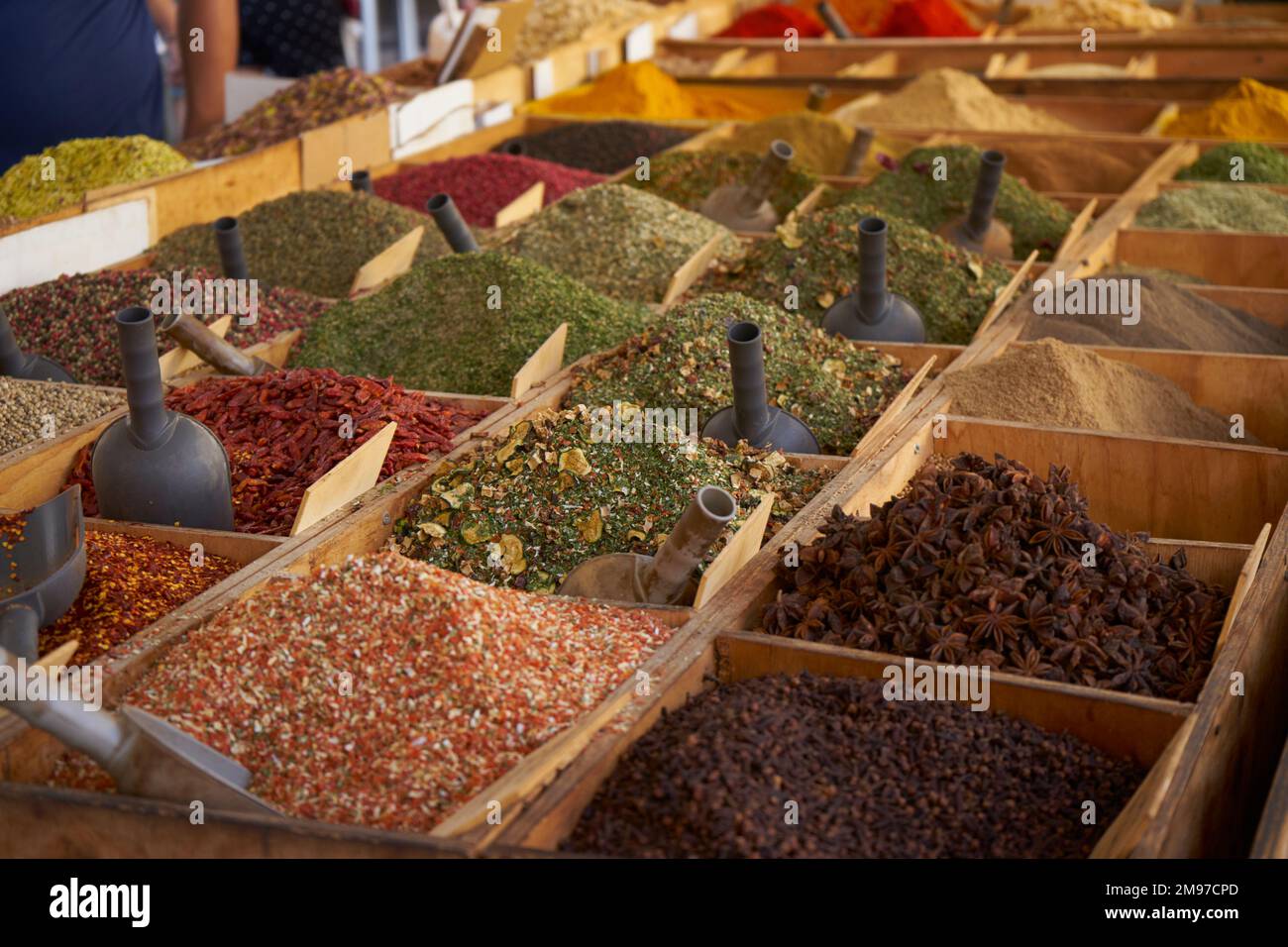 Kräuter und Gewürze zum Verkauf auf dem Markt, Syrakus, Sizilien Stockfoto