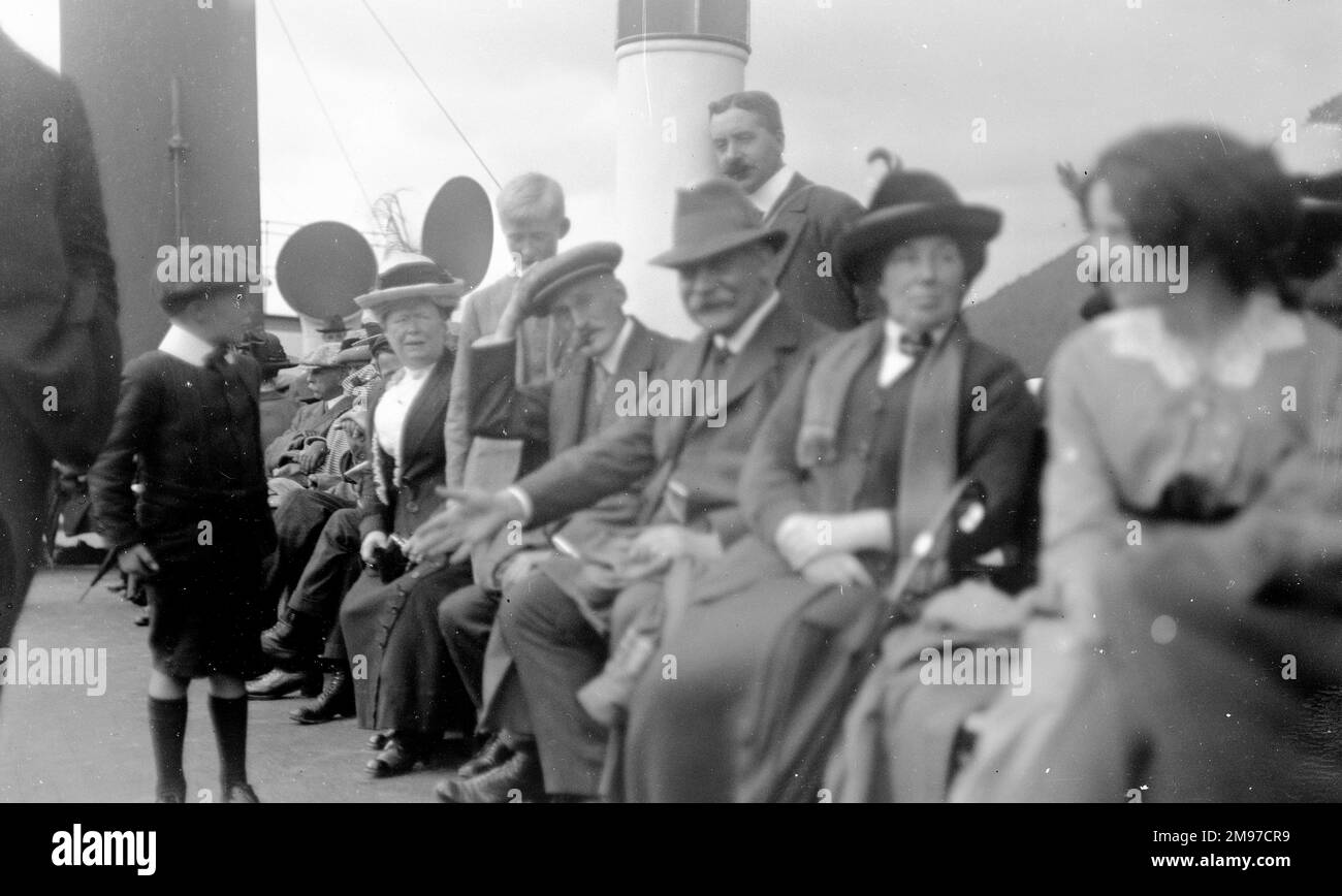 Edwardianische Bootspassagiere auf einem Clyde Paddeldampfer im August 1913, die typische Mode unter Touristen oder Tagesausflüglern der Epoche zeigen Stockfoto