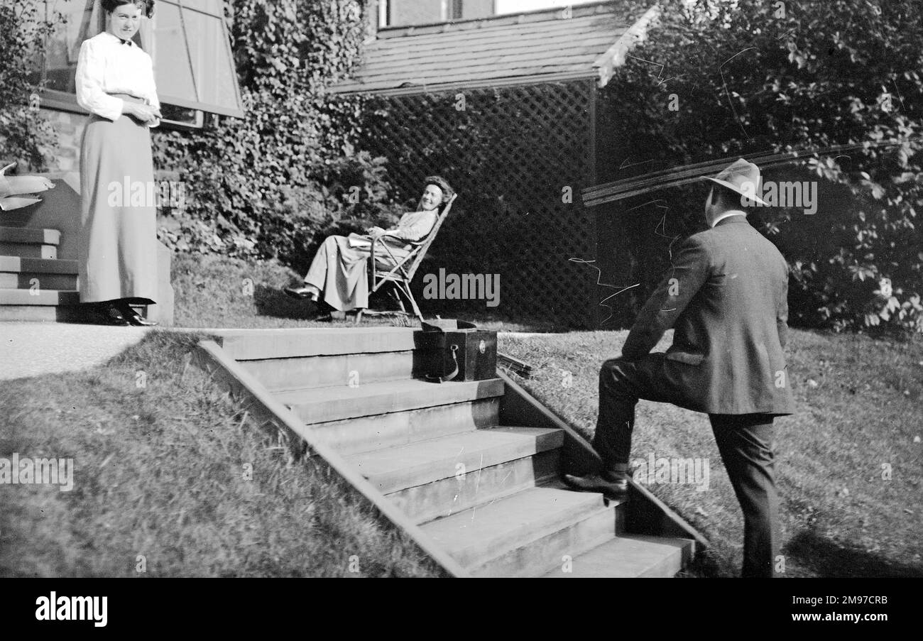 Figuren in einem edwardianischen Garten in "Strathclyde", Offertomn Lane, Stockport. Der Mann ist Frank Battersby, Sohn des Besitzers, und die stehende Frau ist Franks Schwester Edith. Im Sitzen sitzt Kate Nash, eine Freundin der Familie und Tochter eines Geschäftspartners. Stockfoto