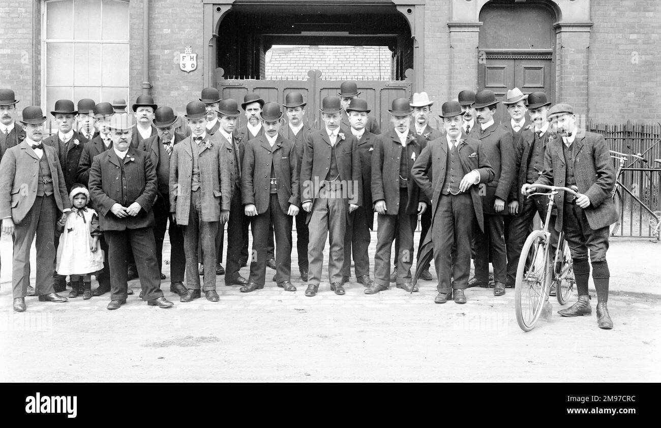 Finisher vor der Hutfabrik, bereit für einen Bauausflug im August 1907. Eine feine Darstellung edwardianischer Arbeiter in ihrer besten Kleidung, sogar bis hinunter zu Knopflöchern! Stockfoto